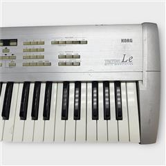 KORG TRITON Le 61 key Synthesizer Keyboard Music Workstation (Read)